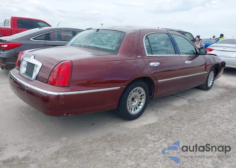 2002 Lincoln Town Car Cartier/Cartier Prem. z USA, uszkodzony, nr VIN 1LNHM83W52Y626407